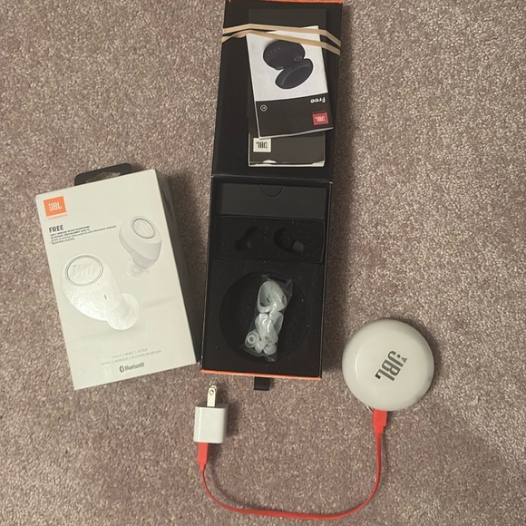 JBL wireless ear buds. New in box-in original box with instructions, charger - Picture 9 of 12